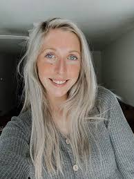 Pregnant mum, 27, hailed as a hero after saving four kids from drowning in  lake