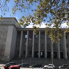 Foi construído em três anos, de 1958 a 1961, no local onde existia o modelar mercado do peixe, que vinha desde 1874 e que viu os seus últimos anos transformado em mercado geral, por transferência para aqui do velho mercado do anjo. Parque Cordoaria Palacio Da Justica Porto Porto