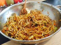 Vegetarisches Wokgemuse Mit Eiernudeln Rezept Kitchen Stories Recipe Egg Noodle Stir Fry Egg Noodles Flavorful Vegetables