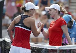 Simona halep a câştigat, vineri, în cadrul turneului demonstrativ de la adelaide, primul meci jucat în 2021, împotriva liderului clasamentului mondial, ashleigh barty. Barty Beats No 1 Simona Halep In Romanian S Tour Return