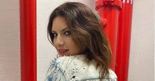 Para laura pausini estar nominada es ya un sueño hecho realidad y consultamos con el niño prodigio sobre lo que dicen las cartas en cuanto a un posible. Sanremo 2020 Amadeus Accompagna Emma Sul Palco Esterno Fatto Storico Ma Laura Pausini Aveva Gia Cantato Fuori Dal Teatro Il Fatto Quotidiano