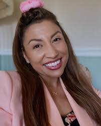 Vanessa Born's Instagram, Twitter & Facebook