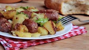 Saucisses Et Pommes De Terre Au Four Ma Patisserie Recette Pomme De Terre Au Four Pomme De Terre Manger Sainement Recette
