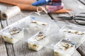 Hier findet hier tipps und anleitungen zur sicheren seifenherstellung mit kindern! Seife Selber Machen Eine Simple Diy Geschenkidee Von Loumalou Ch