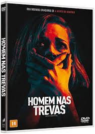 O homem nas trevas (cujo título nacional, apesar de bem diferente do original, ficou muito bom) pega elementos dos dois longas citados e os executa de forma impecável. O Homem Nas Trevas Amazon Com Br