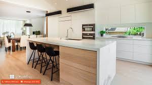 Aquí te damos las razones para seguir adelante con tu plan. Precioso Mueble En Un Tono Blanco Con Una Isla Recubierta En Marmol No Te Demores Mas En Darle Un Camb Modern Kitchen Cabinets Modern Kitchen Kitchen Design