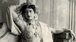 Suspected of being a double agent, she was executed in 1917. Mata Hari Ihre Bruste Heben Sich Schmachtend Die Augen Glanzen Welt