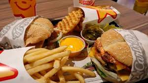El 28 de mayo se celebra el día internacional de la hamburguesa, un plato que a todos nos gusta y que se ha popularizado a nivel mundial, convirtiendose en el platillo estrella de muchos restaurantes como carl's jr., que para festejar estará de a peso este viernes. Chvsybuny58jbm