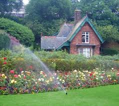 Gardenplaza Automatische Bewasserung Unterstutzt Bei Der Gartenarbeit Ein Gesunder Garten Macht Glucklich Beregnungsanlage Bewassern Bewasserung