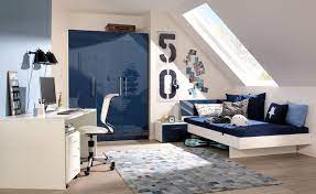 Farblich sollte man solche räume besser in hellen tönen halten, da sie sonst schnell beengend wirken. Jugendzimmer In Dunkelblau Und Creme Gestalten Jugendzimmer Teenager Zimmer Jungs Jungs Zimmer Ideen