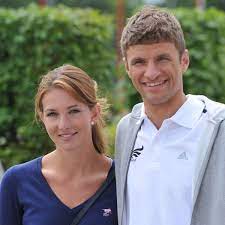 His current girlfriend or wife, his salary and his tattoos. Thomas Muller Frau Enthullt Uberraschende Fahigkeit Er Weiss Mittlerweile Auch Wie Fc Bayern
