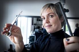 Gadesalonen genåbner: Maria er klar til igen at byde kunderne indenfor