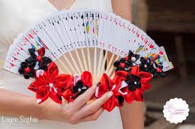 Rien de plus jouissif que de rentrer dans la peau souvent, je trouve les costumes de reine de coeur assez laids. Collection Reine De CÅur Eventail Floral Bouquet Mariee Original Bouquets Et Accessoires Wonderland Costumes Alice Tea Party Alice In Wonderland Tea Party