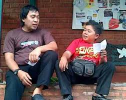 Nonton film kirun + adul (2009) subtitle indonesia streaming movie download gratis online. Selalu Berduet Komeng Adul Trademerk Laris Di Layar Televisi Posberitakota Com