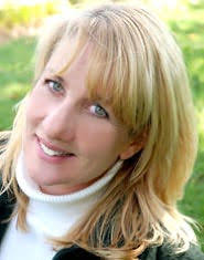 Murder at the Beacon Bakeshop (Beacon Bakeshop Mystery #1) by Darci Hannah,  Paperback