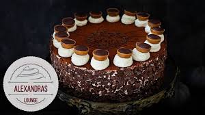 Wenn du im tiramisu alkohol vermisst, kannst du in den kaffeesirup ja ein paar spritzer cointreau hinzugeben. Einfache Nutella Tiramisu Torte Mega Fluffiger Biskuit Boden Youtube