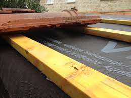 Poser Des Tuiles Lors D Installation D Une Toiture Bricolerenove Fr Toiture Toiture Tuile Tuiles