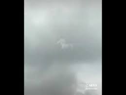 Saat berada di terminal bongorasih surabaya, terjadi penampakan kuda terbang ,atau awan mirip kuda, atau memang sungguh kuda terbang,apapun itu adalah kuasa. Penampakan Kuda Putih Terbang Pasca Pilpres 2019 Berita Forumkristen Com