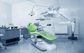 Ferramentas De Dentista Profissional E Cadeira No Consultorio Odontologico Foto Premium