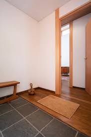 段差が少なく移動のストレスも少ない玄関ホール 暮らすように泊まるホテル hotel holiday home 玄関ホール 玄関 明るいバスルーム