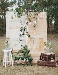 Porte d'entrée design en bois massif clair. Mariage Inspiration Pour Une Decoration De Jardin Originale Save The Deco