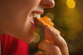 Portrait Of Young Woman Eating Cookie With Orange Jam Prendre Du Poids Manger Comment Faire Des Biscuits