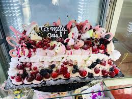 La mulți ani frumoși și fericiți alături de cei dragi! La Multi Ani Raul La Multi Ani CofetÄƒria LÄƒcrÄƒmioara Facebook