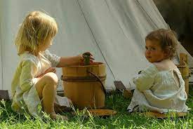 The middle ages (also called the medieval period) was a period of time that lasted about a thousand years from the 5th to the 15th centuries. The Middle Ages 32 Playing Kids Photo Image People Belgium Belgien Images At Photo Community