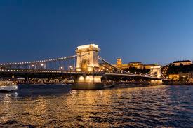 Die ungarische hauptstadt hat einfach so viele tolle sehenswürdigkeiten zu bieten: Kettenbrucke Uber Die Donau Sehenswurdigkeiten In Budapest