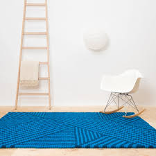The organic shapes of the design are highlighted in the contrasts of matte and shiny materials for a look that is convincing and contemporary. Weave Filzkugelteppich Von Myfelt Connox