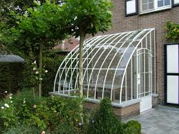 petite serre de jardin a l ancienne adossee avec porte cintree et toiture arrondie serre jardin petite serre de jardin piscine amenagement paysager