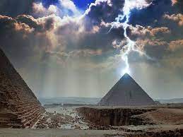 the great pyramids of giza during a thunder storm what a stunning and amazing shot many famous news agencie pyramids great pyramid of giza ancient pyramids