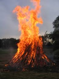 Termine und informationen und bedeutung zum feiertag johannistag datum: Sonnwendfeuer Brauchwiki