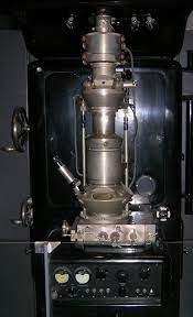 Ernst ruska a effectué ses études à l'université technique de munich de 1925 à 1927 avant de rejoindre l'université technique de berlin où ses travaux l'ont mené à établir qu'un microscope utilisant des électrons, avec une longueur d'onde 100 il est fils de l'universitaire et orientaliste julius ruska. The Development Of The Electron Microscope American Association For The Advancement Of Science