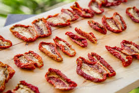 Per preparare le zucchine ripiene vegetariane, per prima cosa lavate le zucchine e spuntate le estremità 1.tagliate le zucchine a metà per il lungo 2 e svuotatele della polpa usando un coltello oppure un levatorsolo 3; Pomodori Secchi Pugliesi Sott Olio Ingredienti E Preparazione