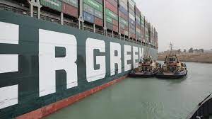 Inspanningen om het enorme schip de ever given, dat is vastgelopen op het suezkanaal, los te trekken hebben vertraging opgelopen onder meer door laag water. Rndiwugiop Ym