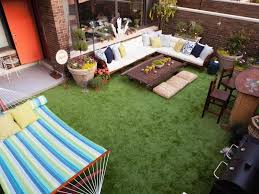 Le Plein D Idees De Decoration Avec Du Gazon Synthetique Avec Images Petits Jardins D Herbes Jardin D Herbes Gazon Synthetique