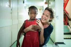 De presentatrice schreef een boek 'silence, please!' over stilte en bezinning. Cath Luyten Aan Boord Van Het Ziekenhuisschip Mercy Ships