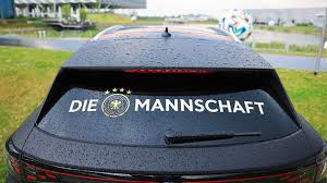 In dfb structures, the photonic bandgap also results from the bragg scattering of electromagnetic waves from the periodic index of the medium, and the strength of the bandgap also depends on the strength of the index variations as captured by the coupling constant. Dfb Wie Es Zum Absturz Der Marke Nationalmannschaft Kam