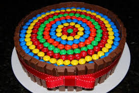 Le Gateau Kit Kat Un Gateau Festif En Moins De 50 Minutes Top Chrono Wooloo Cake Skittles Cake Easy Cake
