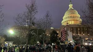 С другой стороны капитолия правоохранители сами открыли путь людям, вызвав в рядах собравшихся восторг по поводу того, что «полиция перешла на сторону народа». Rwombbyh0wqpjm