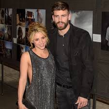 Born and raised in barranquilla, shakira has been referred to as the queen of latin music and is noted for her versatility in music. Shakira Ohne Bh Unterwegs Pique Gefiel S Bunte De