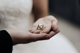 Since men's bands tend to be simple anyway, you can't go wrong with a white gold ring. Who Buys The Groom S Wedding Ring Weddingvibe Com