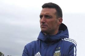 After the disappointing performance against columbia at copa america, fans have been mocking the tactics of coach scaloni, which went viral over twitter. Argentina Coach Lionel Scaloni In Football Nothing Is Simple Mundo Albiceleste