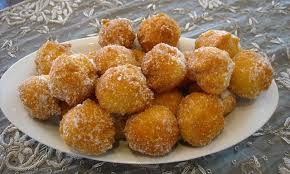 Ecco le frittelle di riso ripiene, gustosissimi dolcetti con un cuore di crema pasticciera e ricoperte di zucchero semolato, che letteralmente vanno a ruba, quando sono ancora calde. Frittelle Di Carnevale La Cucina Di Bacco
