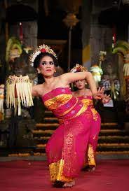 Tersebut seorang maestro seni tari dari bali bernama i wayan rindi yang telah dikenal luas sebagai penggubah tari pendet. Tari Pendet Makna Sejarah Dan Gerakannya Haloedukasi Com