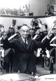 Suite à une promotion, le gendarme cruchot quitte son petit village pour prendre se nouvelles. Louis De Funes Et La Musique De La Garde Republicaine Louis De Funes De Funes Gendarme De Saint Tropez