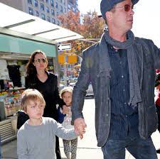 Taki widok to RZADKOŚĆ. Knox i Vivienne Jolie-Pitt przyłapani razem na  zakupach. Bliźnięta Angeliny Jolie i Brada Pitta mają już 16 lat - Pudelek