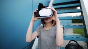 También tienes la opción de visitar nuestro sitio web sin que se configuren cookies (exceptuando las cookies estrictamente necesarias). El Futuro Ahora Esta Hembra Joven Hermosa En Las Escaleras Que Juegan Al Juego O Que Miran Pelicula En Vidrios Del Vr Mujer Cauca Metrajes Video De Mujer Esta 96488556