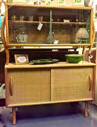 Keberadaan kitchen set yang cocok bisa memberikan suatu keunikan bagi dapur kamu. 30 Model Lemari Piring Minimalis Rak Kayu Aluminium Kaca